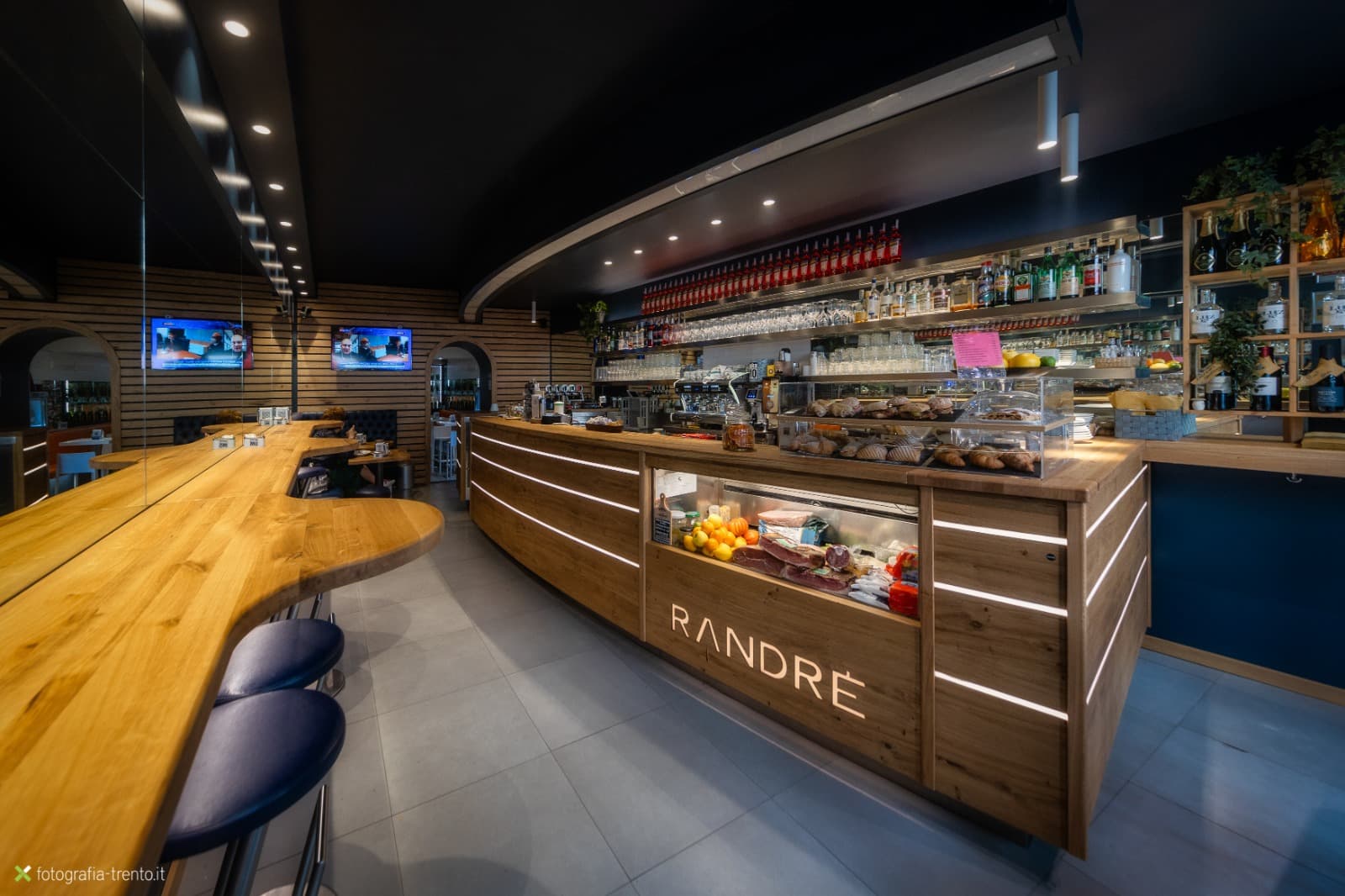 Il bancone in legno del Caffè RANDRÈ